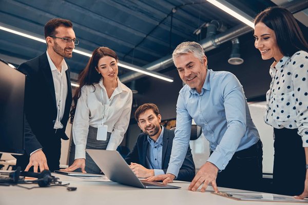 Quale ruolo gioca la tecnologia nella creazione dell'arte moderna?